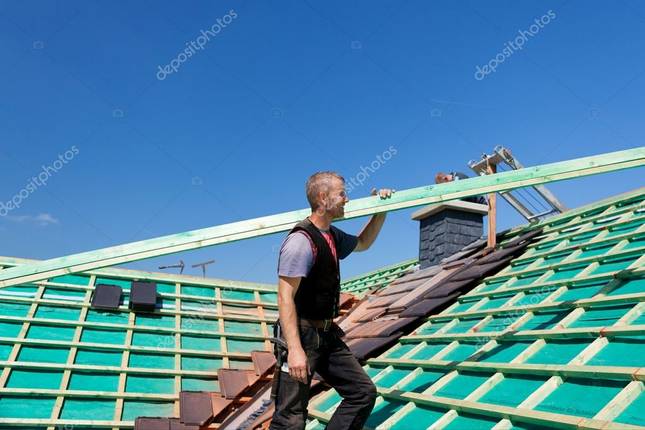 s_depositphotos_28282809-stock-photo-roofer-climbing-the-roof-with GHS Uwe Limpert - Gebäudehüllensanierung - Startseite - Holz­fassaden